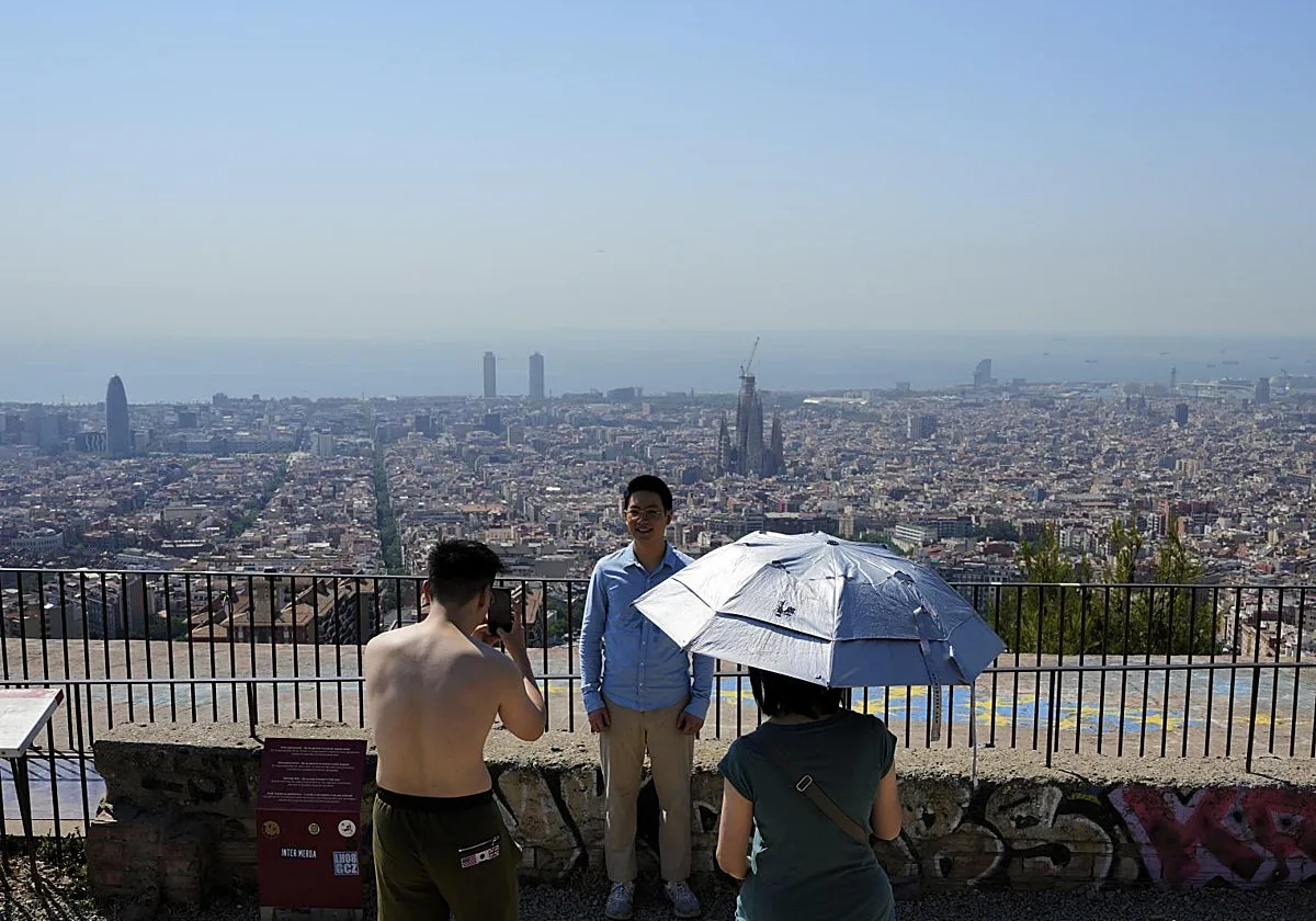 Barcelona frente al espejo turístico: guerra contra los apartamentos vacacionales en la ciudad de los grandes eventos