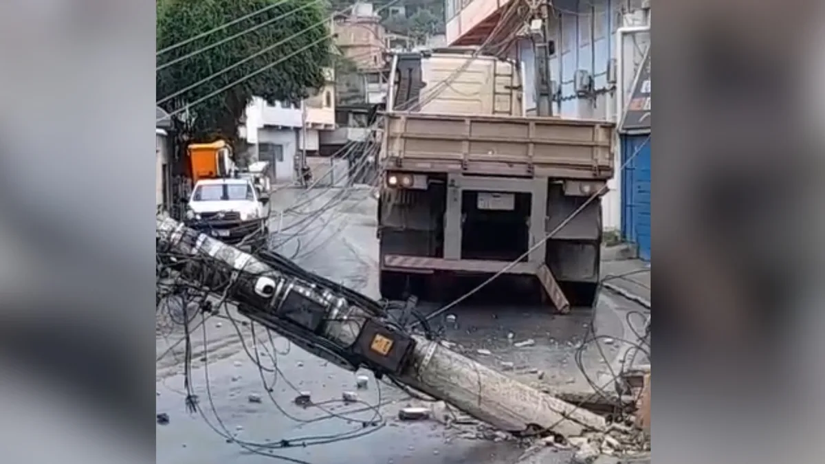Carreta derruba poste e deixa imóveis sem energia em Cachoeiro
