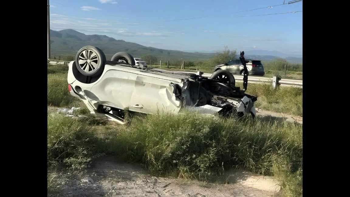 Termina joven volcado tras salir a toda velocidad de casa de su novia en Frontera