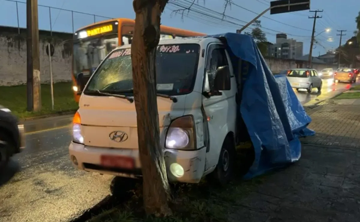 Susto no Boqueirão! Idoso passa mal ao volante, bate caminhão em árvore e é socorrido após perder a consciência