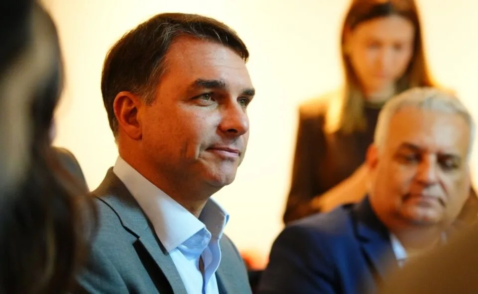 Flávio Bolsonaro acusa PT de “fake news” e nega corte de benefícios a aposentados