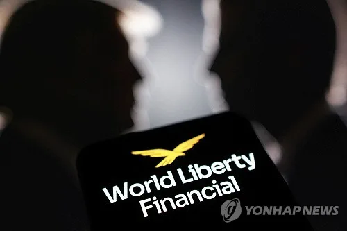 트럼프 암호화폐 기업 은행 예비인가…"뻔뻔한 자기거래"