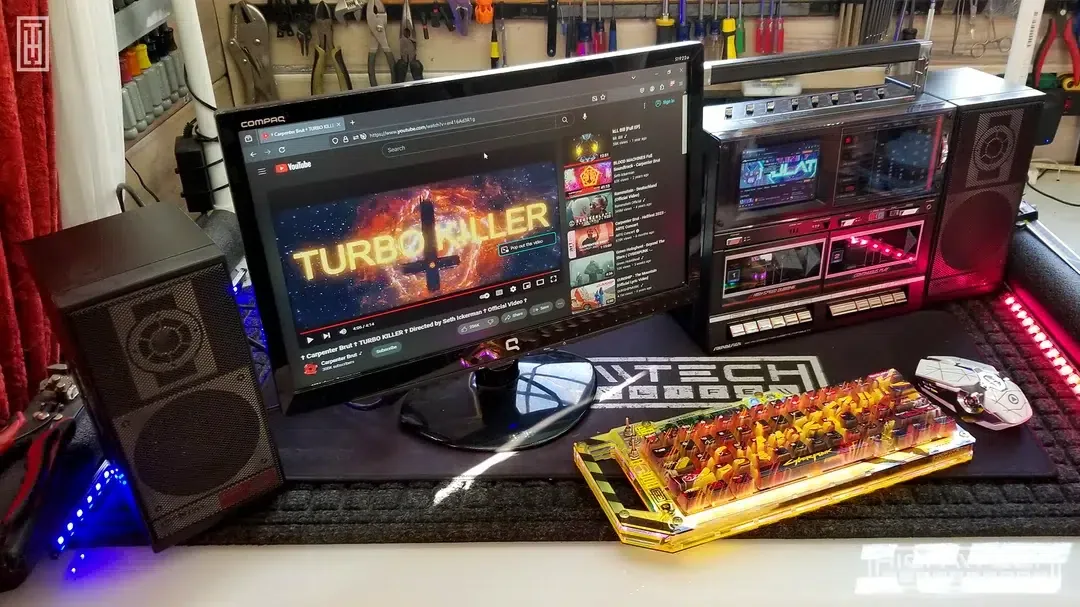 Boombox dos anos 80 vira PC com mais de 2 TB de armazenamento (e ainda toca fita cassete)