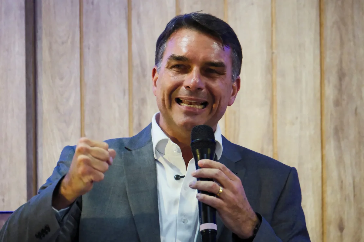 Flávio Bolsonaro pidió la renuncia del juez de la Corte Suprema de Brasil que condenó a su hermano y a su padre