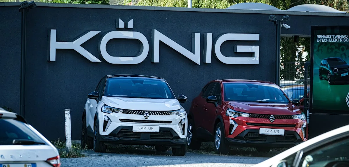 In einer internen Besprechung der „Autohaus König“-Führung geht es plötzlich um Kundengelder