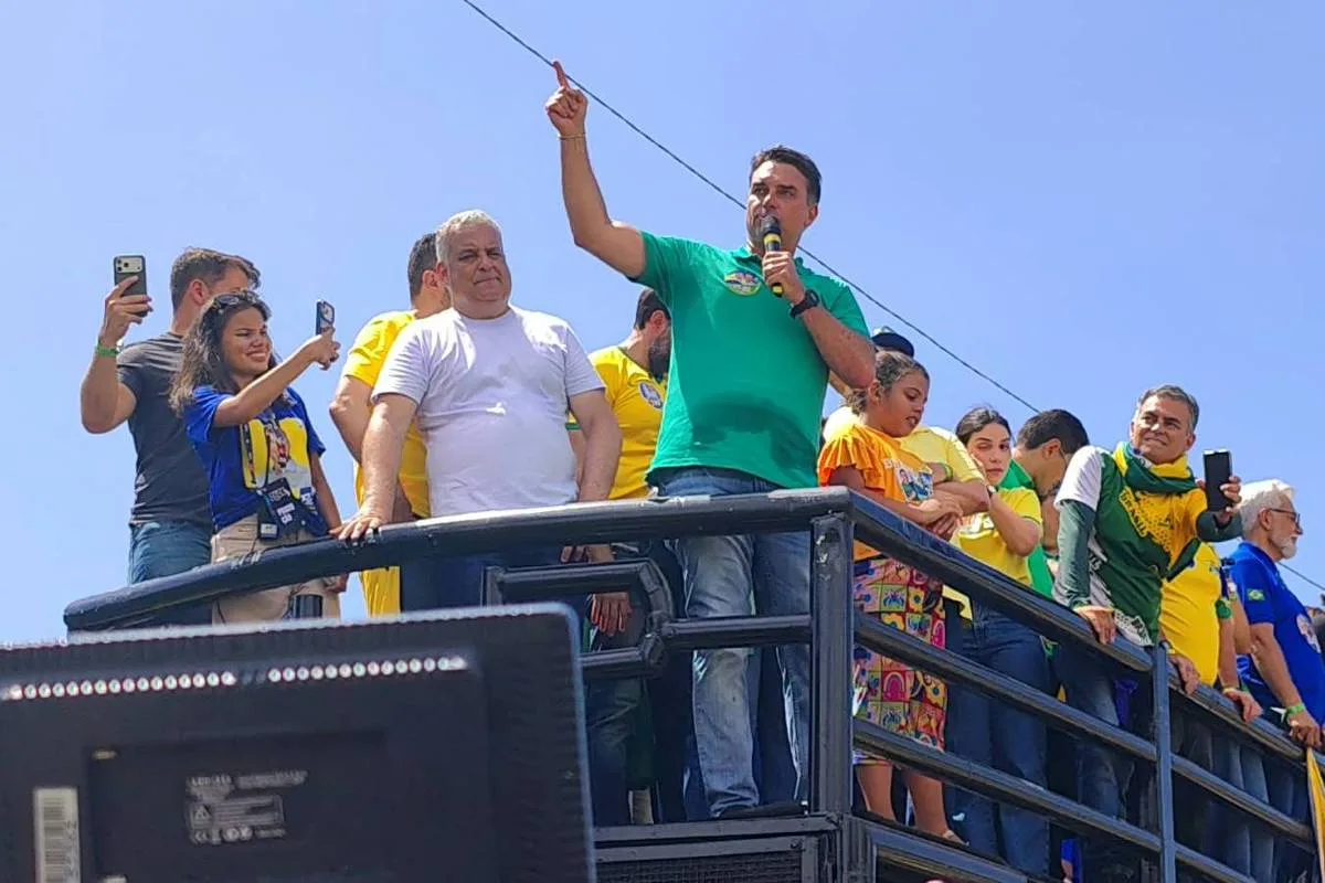 Flávio Bolsonaro ataca Dino em reduto de ministro do STF