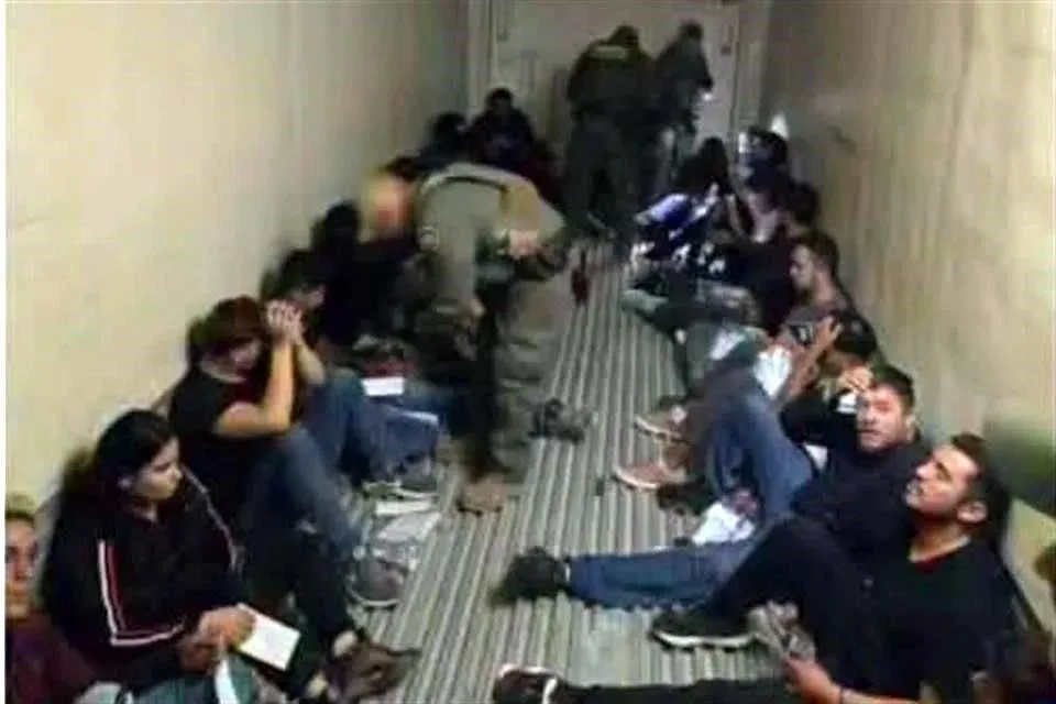 Hallan en Texas a 20 migrantes dentro de tráiler