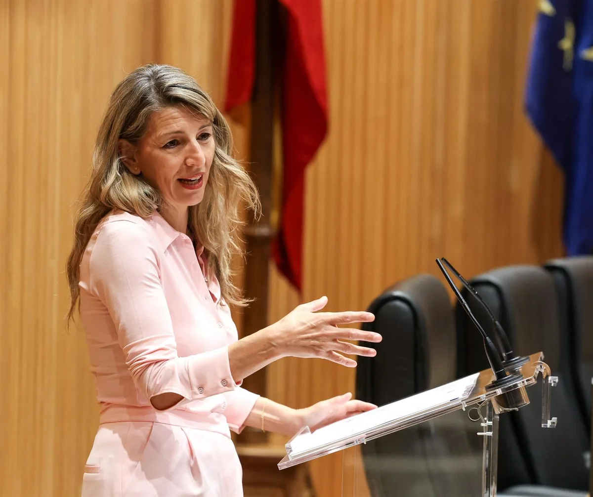 Yolanda Díaz traslada su cariño a los familiares y amigos del militar de la UME fallecido en Riglos (Huesca)