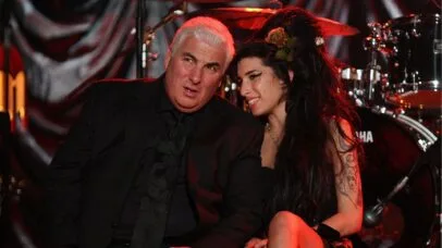 Pai de Amy Winehouse perde processo contra amigas da cantora e é condenado a pagar R$ 7,5 milhões