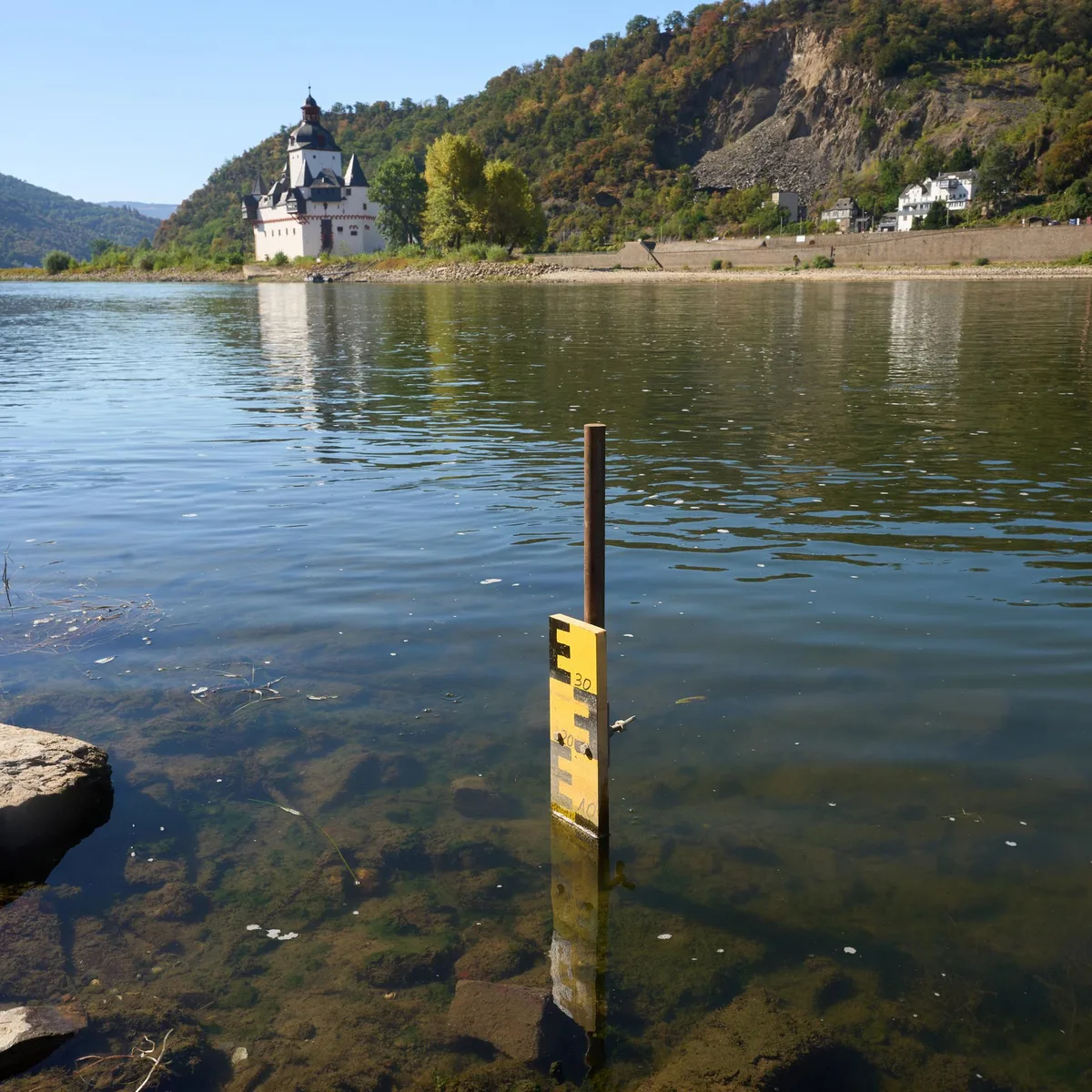 Trotz Niederschlägen - Rheinpegel steigen nach Regen - Probleme für Schifffahrt bleiben