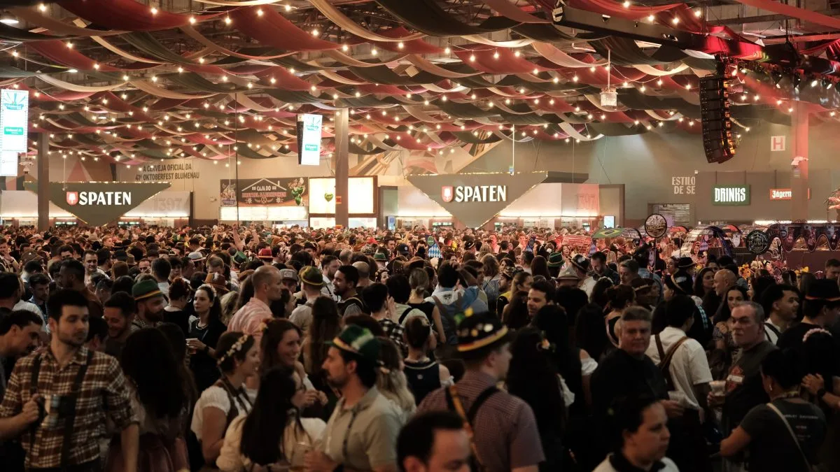 Oktoberfest Blumenau reúne multidões nos pavilhões com mais de 200 mil pessoas passando pela festa