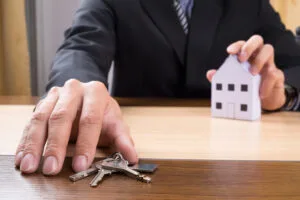 Venda de imóvel de espólio sem consultar todos os herdeiros é inválida