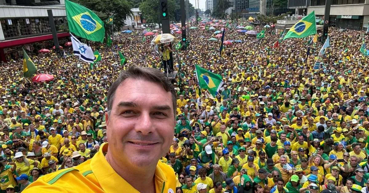 Flávio Bolsonaro faz publicação direcionada ao PCC e CV