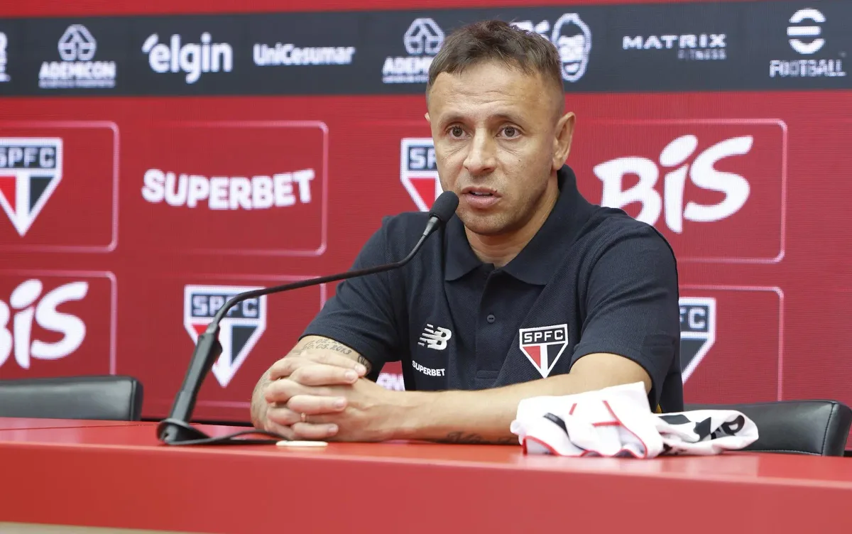 Rafinha é advertido pelo STJD por ofensas contra o árbitro em derrota do São Paulo