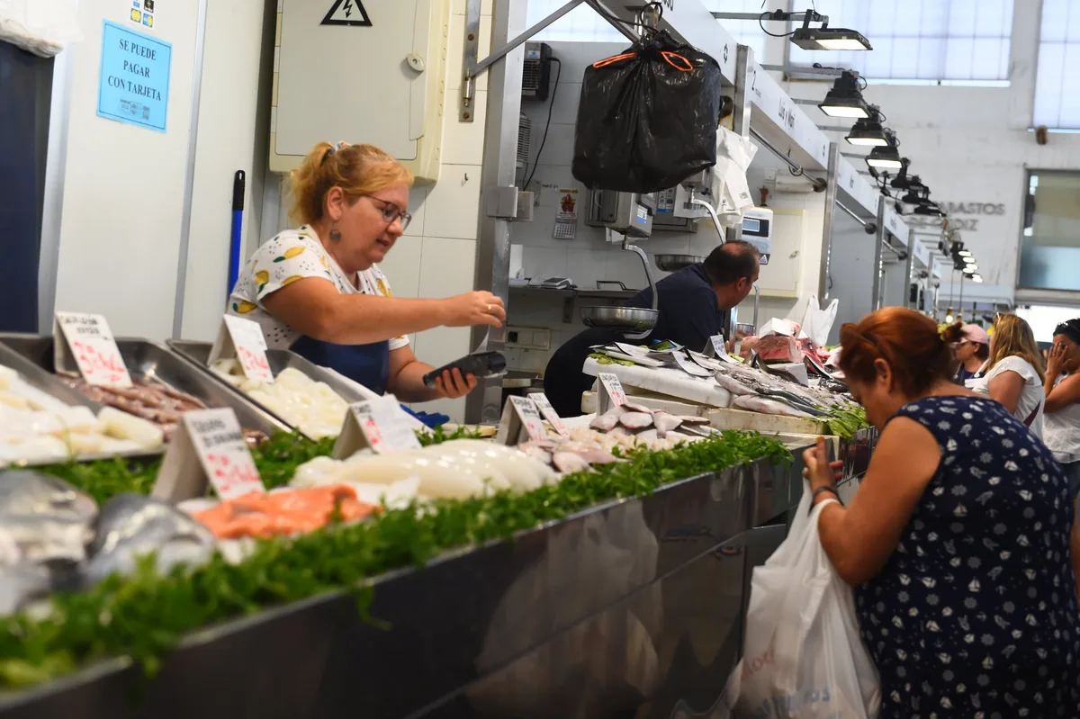 Cuál es el pescado que es bajo en grasa, cuida el corazón y es rico en vitamina B