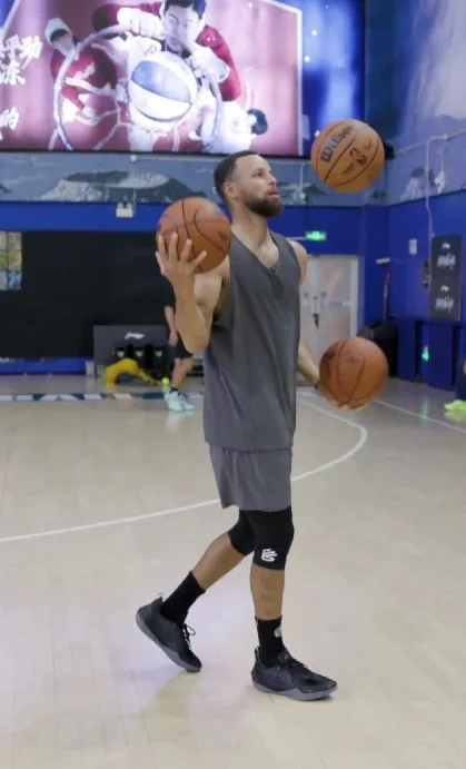 Stephen Curry impressiona ao fazer malabarismo com bolas de basquete; vídeo