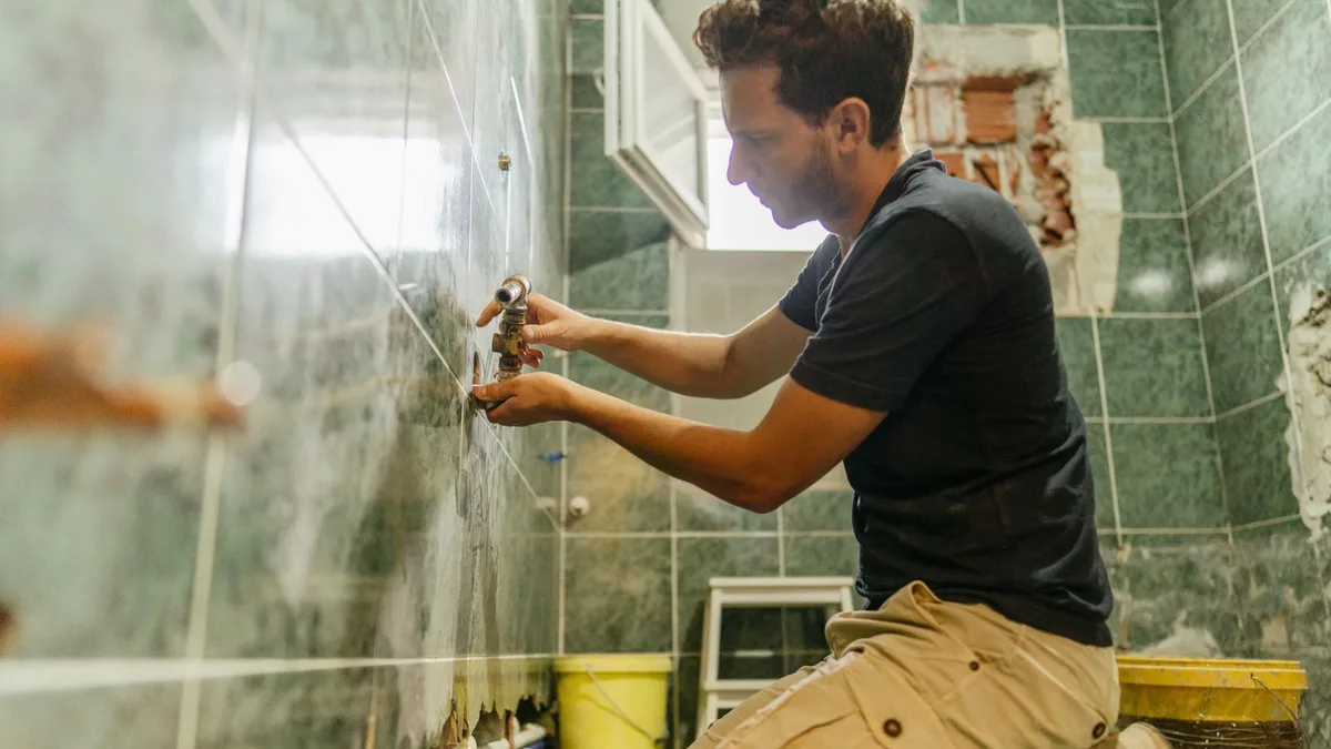 Un obrero con experiencia te explica por qué decidir los azulejos y el váter antes de empezar las obras en la vivienda baja el gasto de la reforma