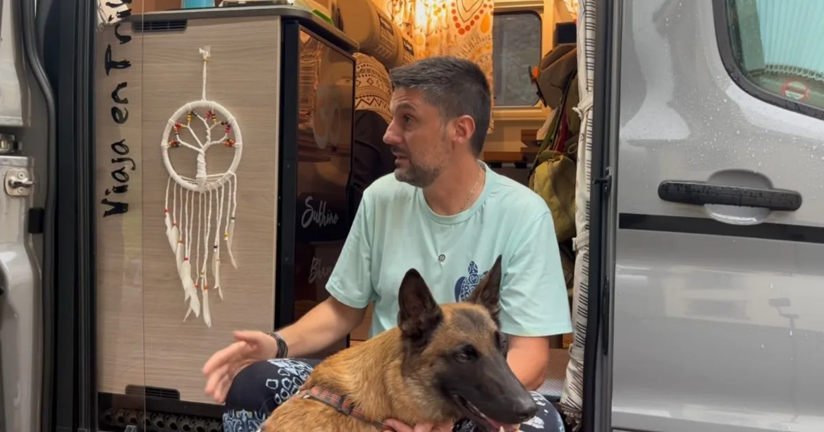 Jesús vive en un furgón camper de seis metros: “Mis gastos fijos son la comida y el gasoil, que suponen entre 300 y 500 euros al mes como mucho. En un piso tendría el doble de gastos”