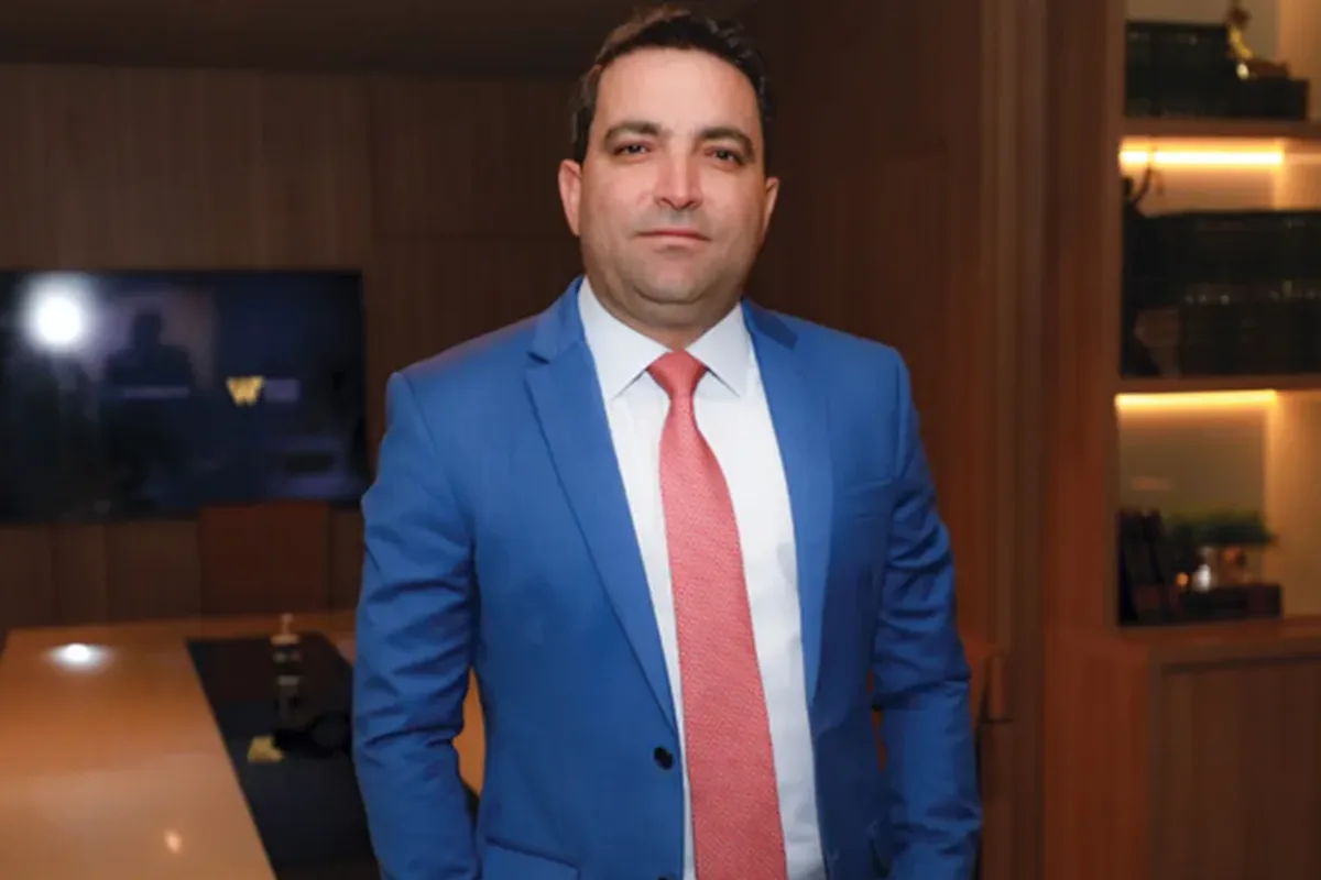 Advogado nega que voo de Flávio Bolsonaro tenha relação com Vorcaro