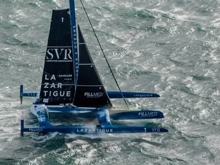 Route du Rhum. Coup d’arrêt pour Tom Laperche avec des avaries sur le foil et le safran tribord de l’Ultim SVR