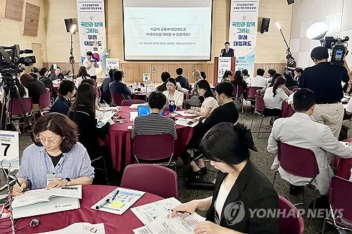 수능에 서·논술형 도입할까…국민 200명 1박2일 숙의 돌입