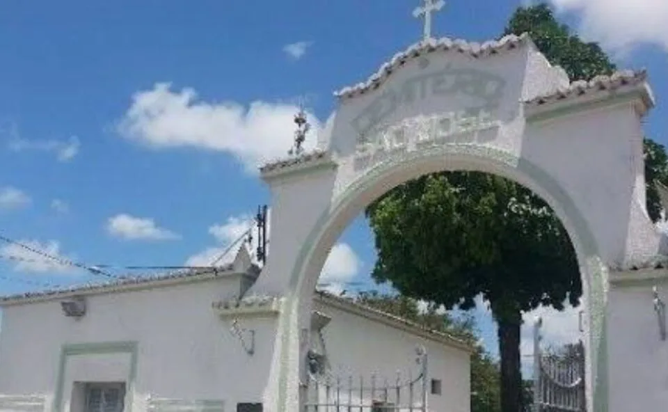 Túmulo é violado e jovem morto a tiros tem corpo retirado de cemitério em ataque de facção rival