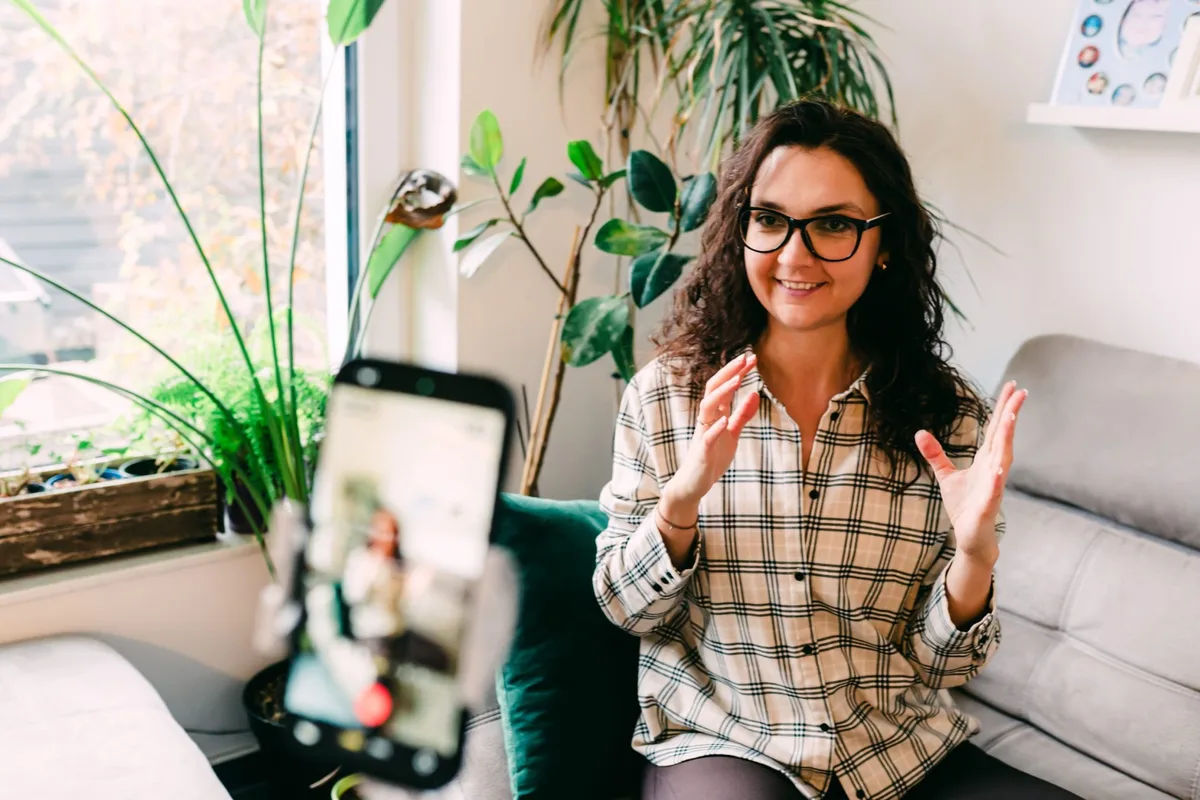 This startup is paying employees to post on LinkedIn—and solving its hiring problem