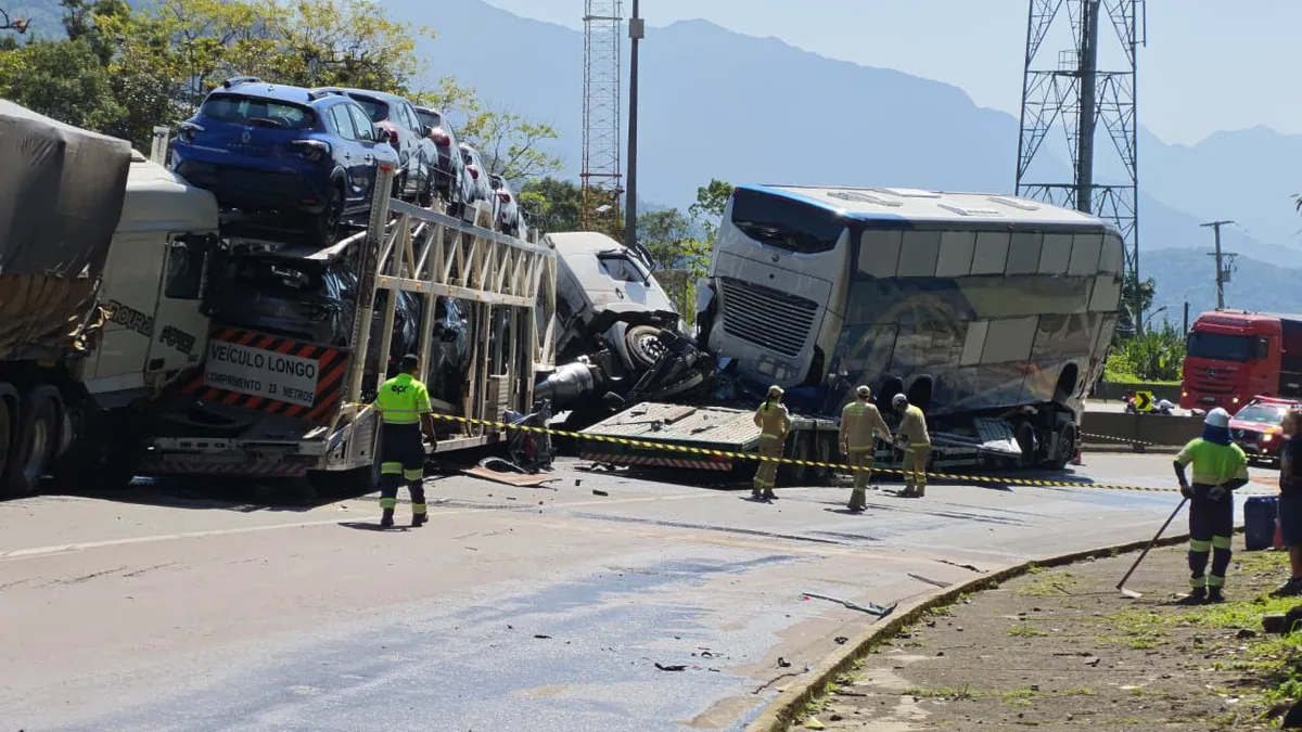 Engavetamento na BR-277 deixa dois mortos e 18 feridos