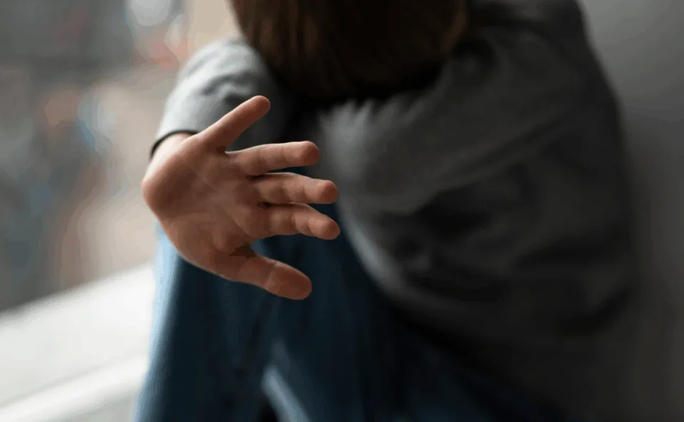 Pai suspeito de estuprar a filha de 14 anos é preso após descumprir medidas protetivas