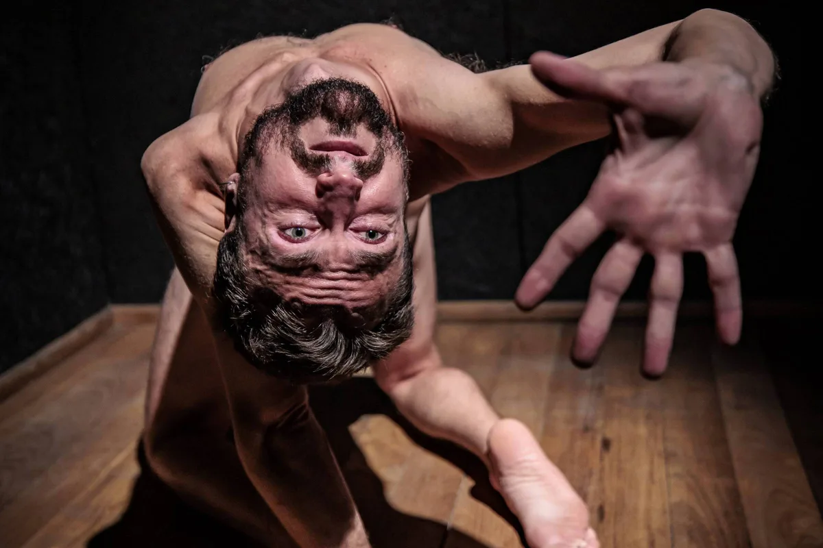 Angel Ferreira revive "Sidarta" em montagem íntima no centro de São Paulo