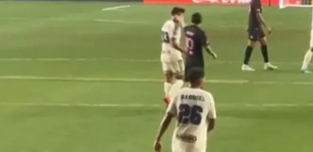Messi é multado pela MLS após acertar tapa na cara de adversário em jogo nos EUA