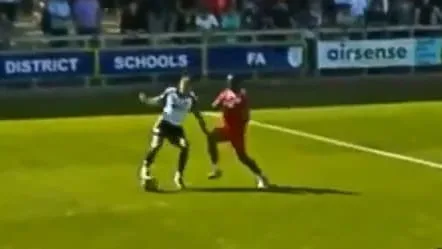 Nur Gelb für Horror-Foul - Fußballer bricht sich das Gesicht