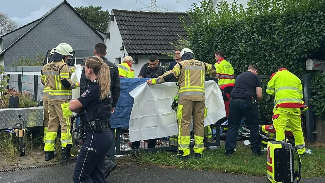 Täter auf der Flucht - Spaziergänger entdeckt Mann mit Axt im Kopf