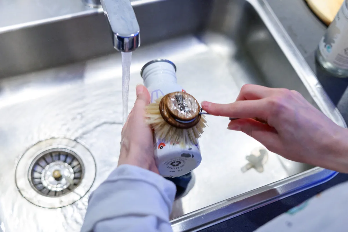 Vous faites la vaisselle à la main au camping ? Vous gaspillez l'eau