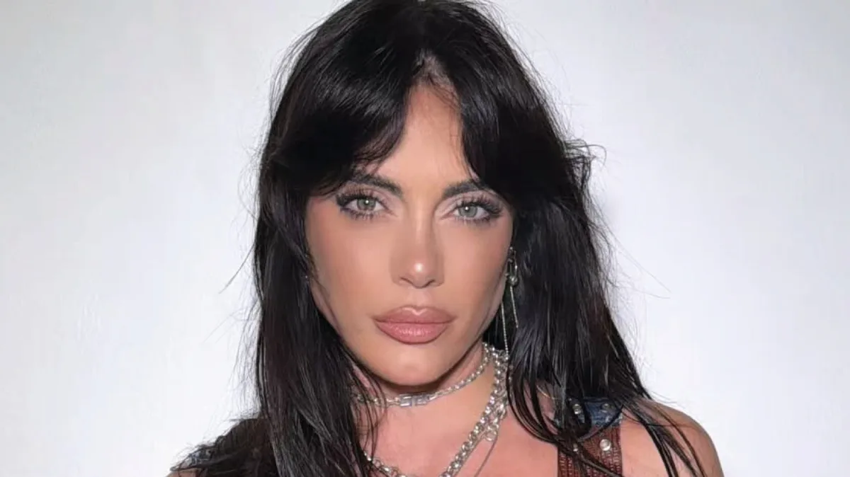 Corset de cuero y jeans cargo: el look rockero de Emilia Attias que vuelve a ser tendencia