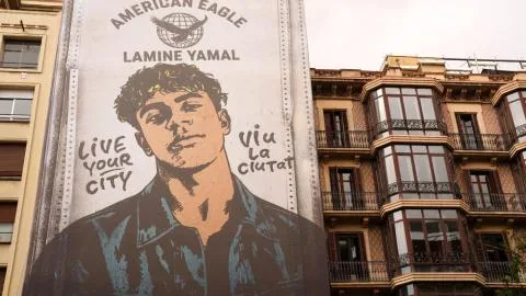 Lamine Yamal y American Eagle toman Barcelona con moda, rap y un mural de 21 metros