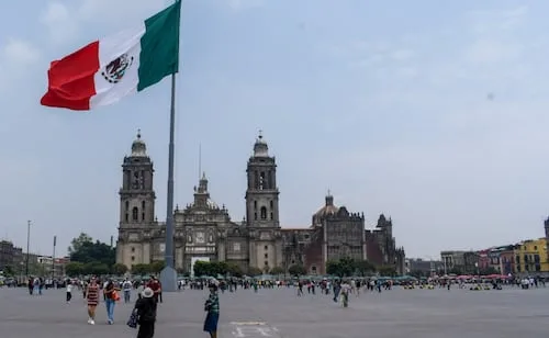 Cientos de personas disfrutan del Zócalo capitalino libre; “me gusta que esté tranquilo y que esté despejado", dicen