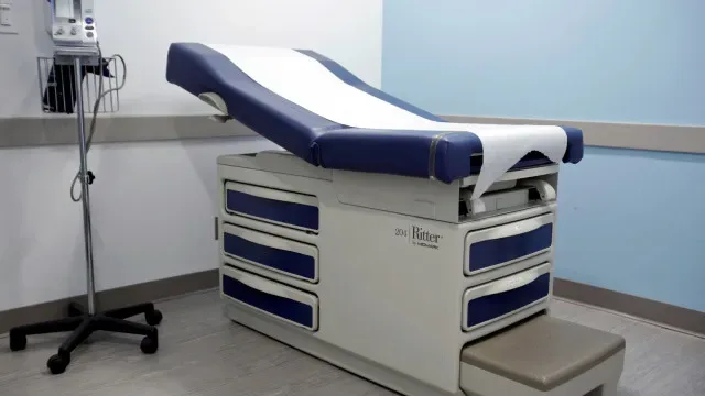 MDM critica encaminhamento para clínicas privadas de mulheres para IVG