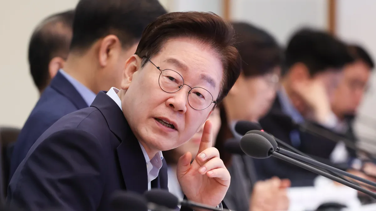李 지지율 30%대로 밀려... “최선 다할 것” 입장낸 靑