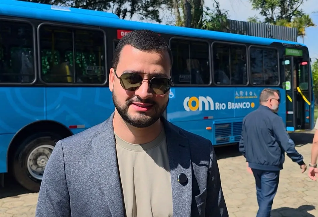 Na fábrica dos novos ônibus, Matheus Paiva cobra segurança e acessibilidade para cadeirantes
