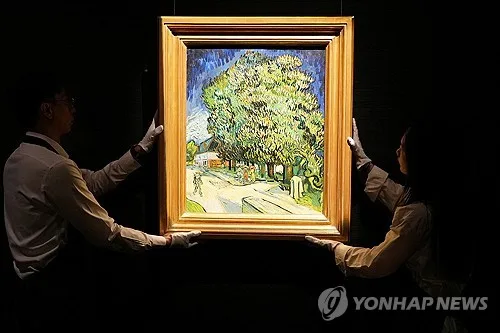 홍콩서 60여년 만에 반고흐 '꽃 핀 밤나무' 공개…수백명 몰려