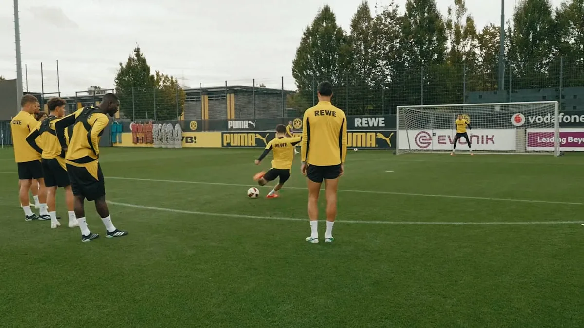 Mitspieler und Trainer feiern ihn - Karetsas-Knaller im BVB-Training