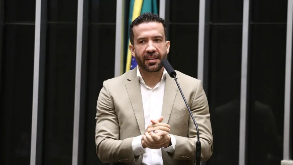 Defensor de “fake news”, Janones quer tropa digital de 3 milhões para ajudar Lula contra Flávio