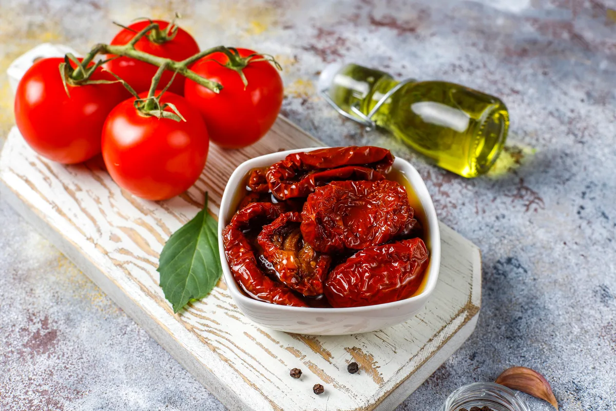 Ensalada de pasta con tomates desecados de Jordi Cruz, estrella Michelin: “Es una elaboración que está rica a temperatura ambiente y es difícil que se estropee”