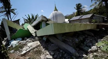Terramoto na Indonésia. Mulher paralítica resgatada com vida