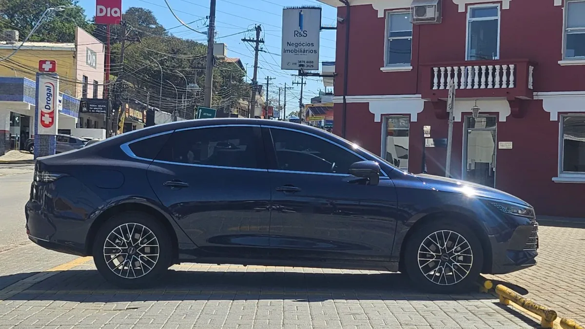 BYD joga preços do King no chão e sedan sai mais em conta que o Dolphin