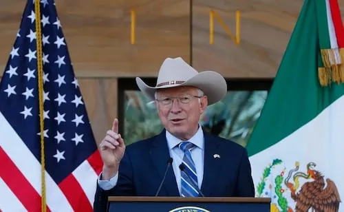 Ken Salazar cuestiona actuar de agentes del ICE contra migrantes; "lo que estamos viendo hoy en EU está mal" expresa