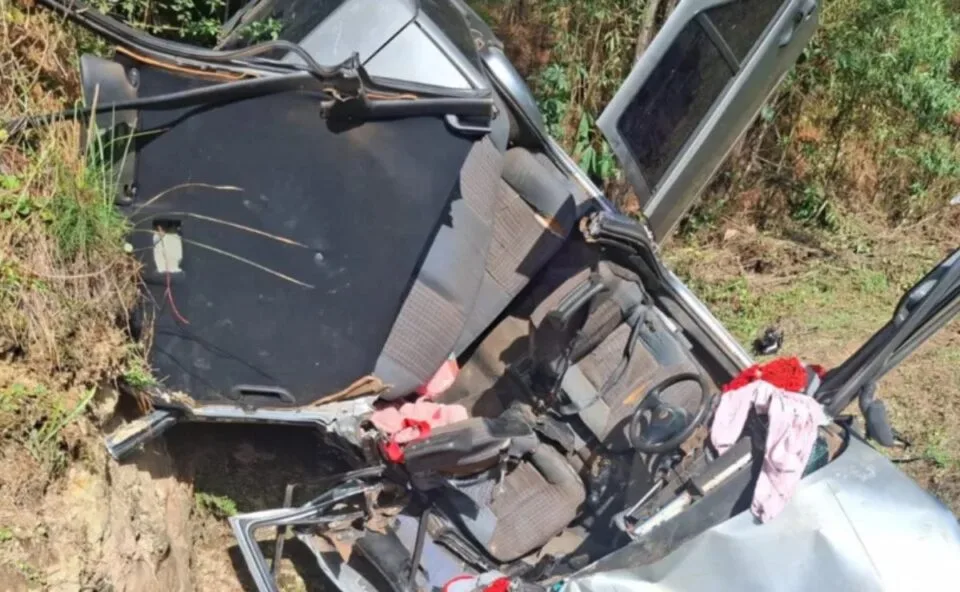 Teto de carro é arrancado em capotamento na PR-364 e criança de 9 anos precisa ser entubada