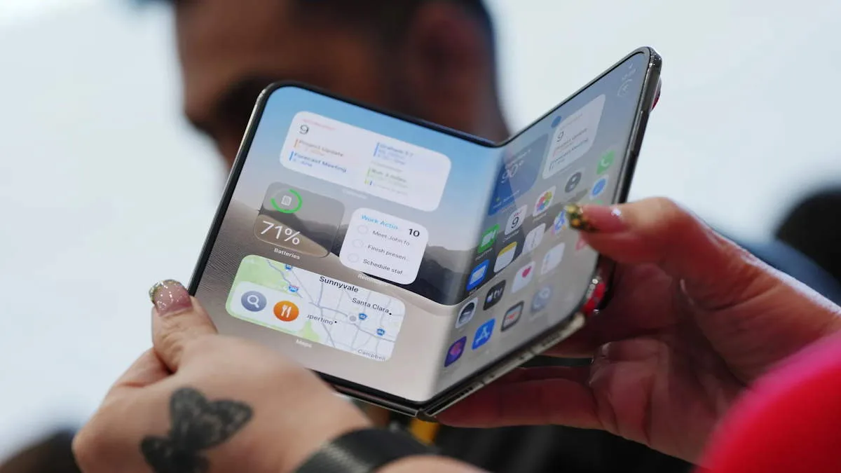 Apple bate recorde histórico na bolsa graças ao novo iPhone Duo e à Siri AI