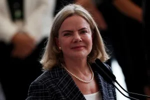 Gleisi aciona TSE contra posts sobre fim do voto feminino e pede suspensão de perfis